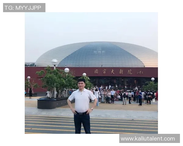 霍伊伦的传奇人生与艺术成就探秘：从音乐到文学的多重才华展现